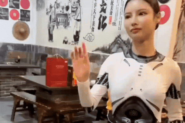 Người Thật Hay Robot Giả Gây Sốt Nhà Hàng Trung Quốc